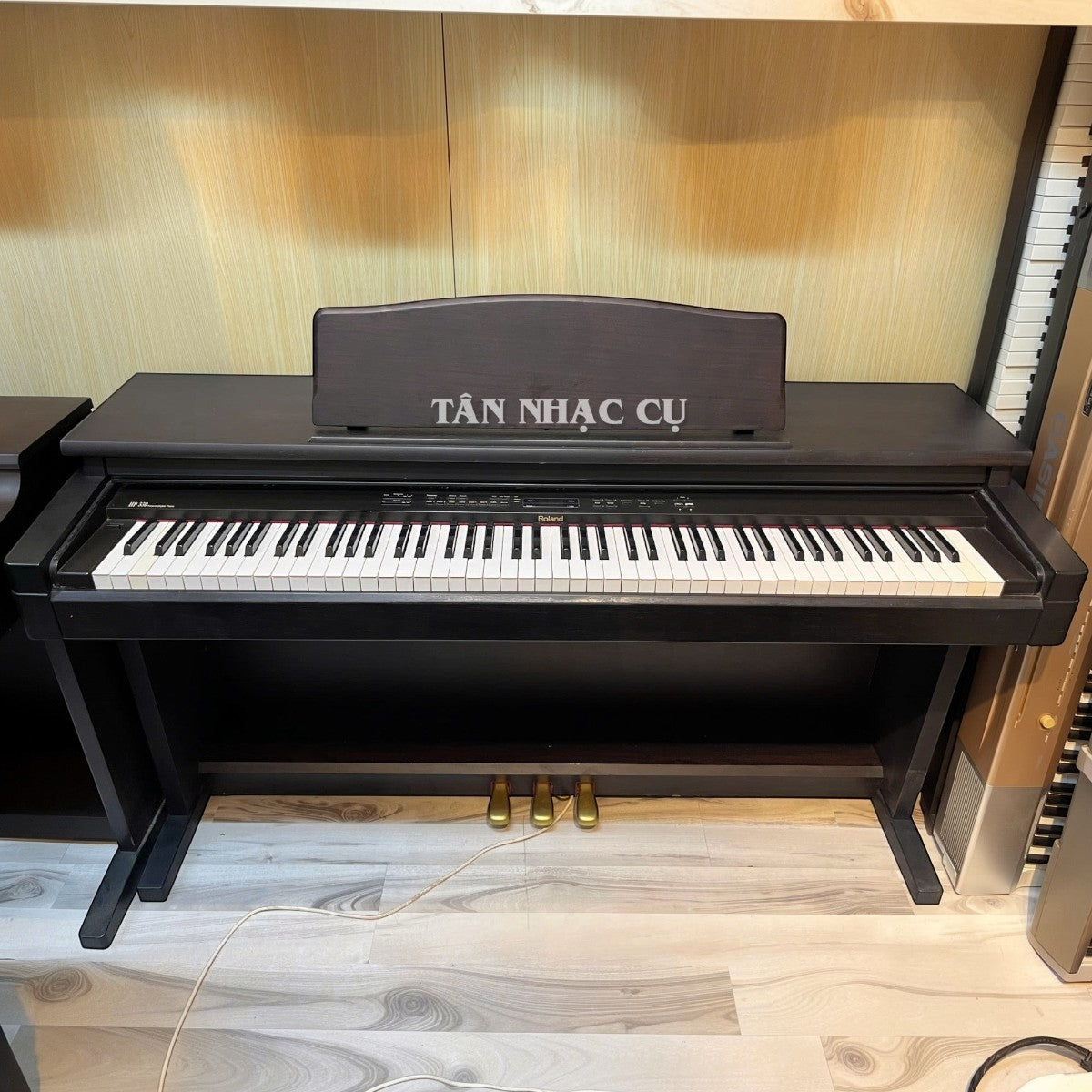 Đàn piano điện Roland HP330 màu gỗ hồng sắc tại TÂN NHẠC CỤ, thiết kế tủ đứng bền bỉ với bàn phím búa weighted.