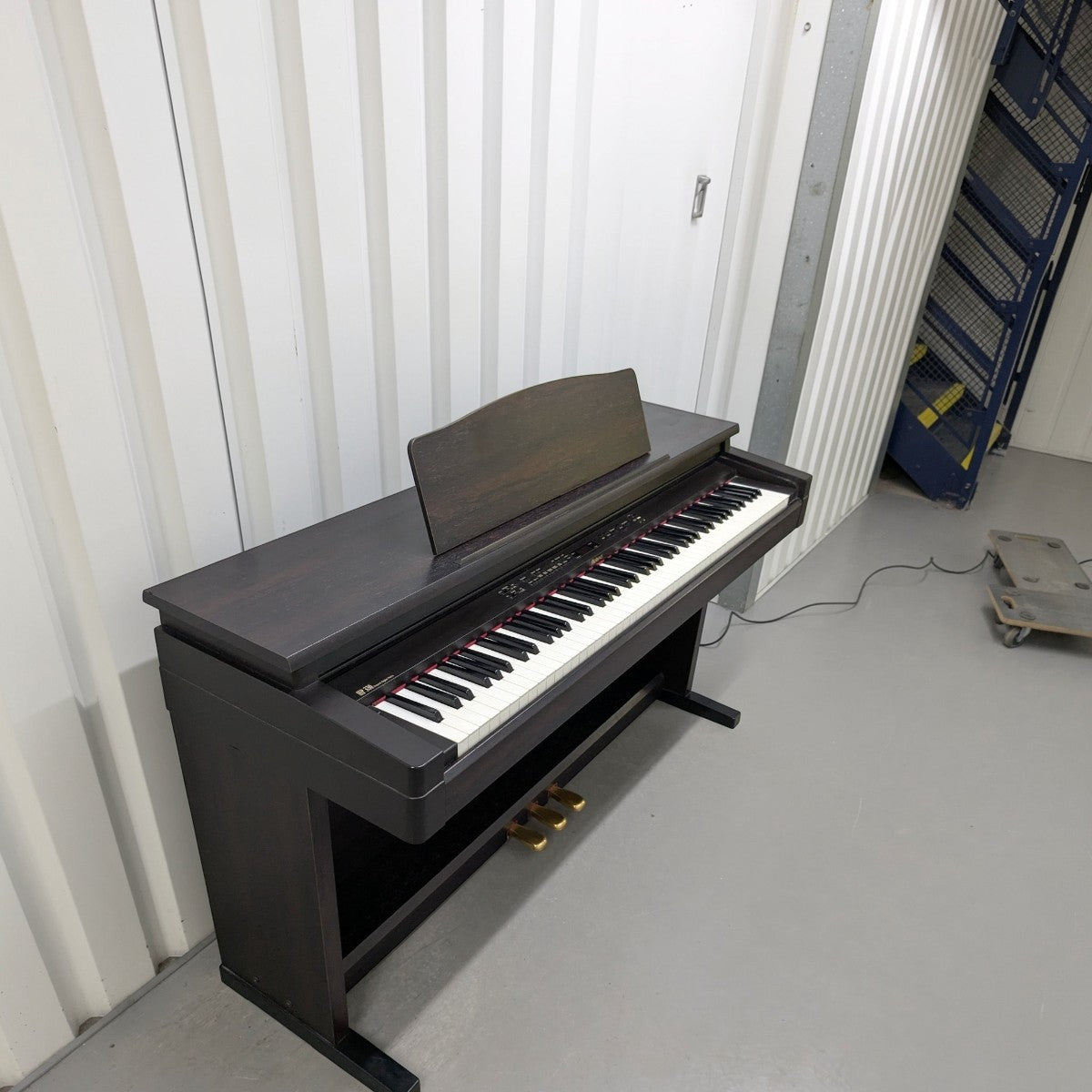 Đàn piano điện Roland HP330 màu gỗ hồng sắc tại Tân Nhạc Cụ với thiết kế tủ đứng bền bỉ và bàn phím búa weighted.