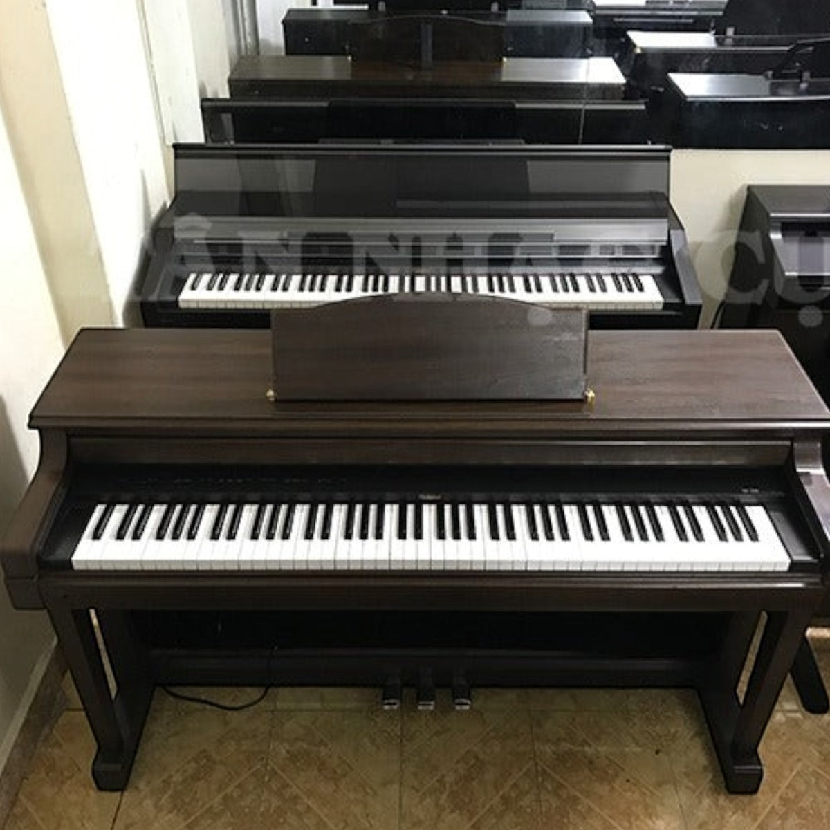Đàn piano điện Roland HP3700 màu vân gỗ tại TÂN NHẠC CỤ với thiết kế dáng tủ sang trọng và bàn phím búa chân thực