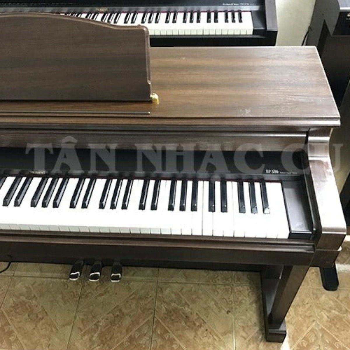 Đàn piano điện Roland HP3700 dáng tủ màu vân gỗ sang trọng tại cửa hàng Tân Nhạc Cụ
