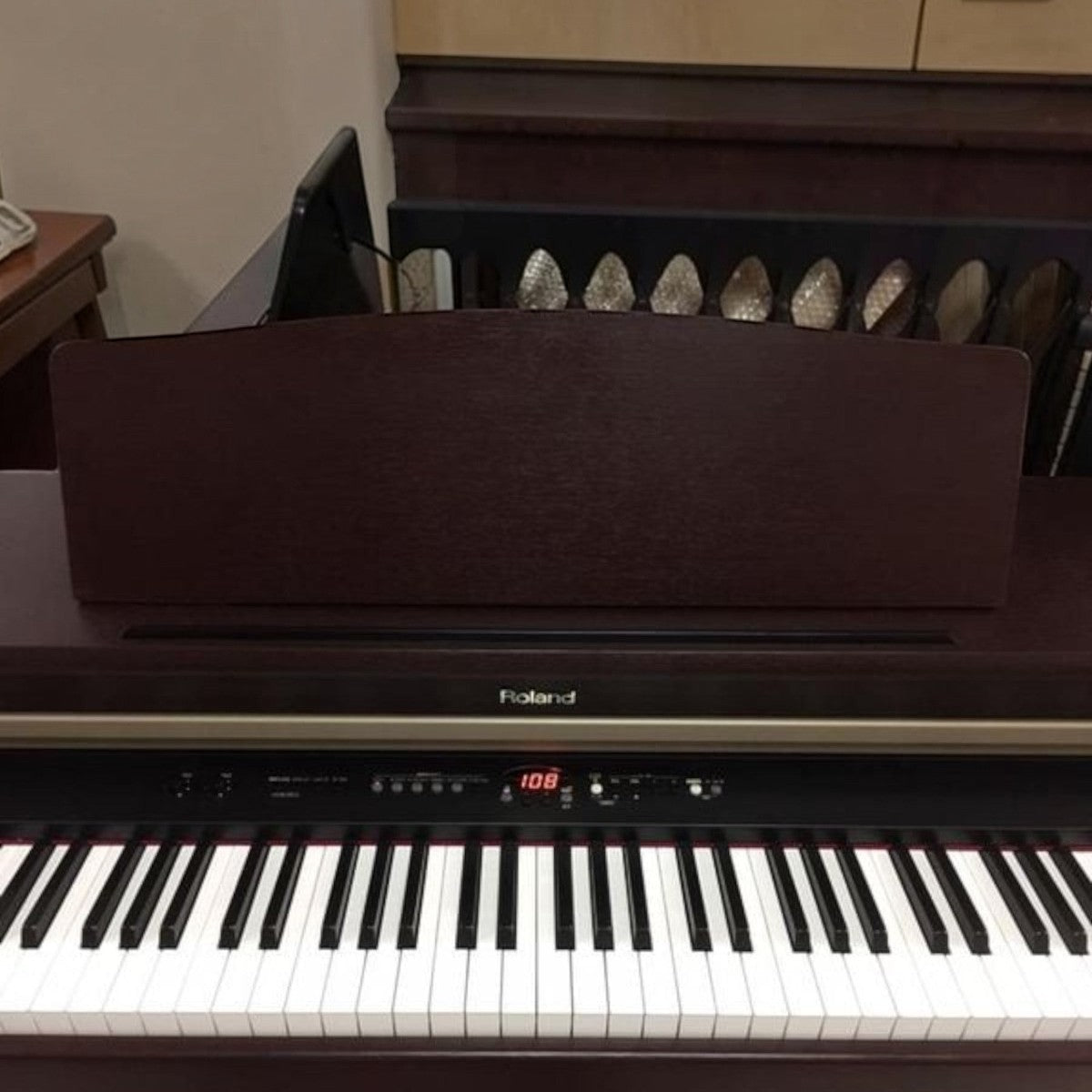 Đàn piano điện dáng tủ Roland HP3 màu gỗ nâu sang trọng với bàn phím 88 phím tại Tân Nhạc Cụ