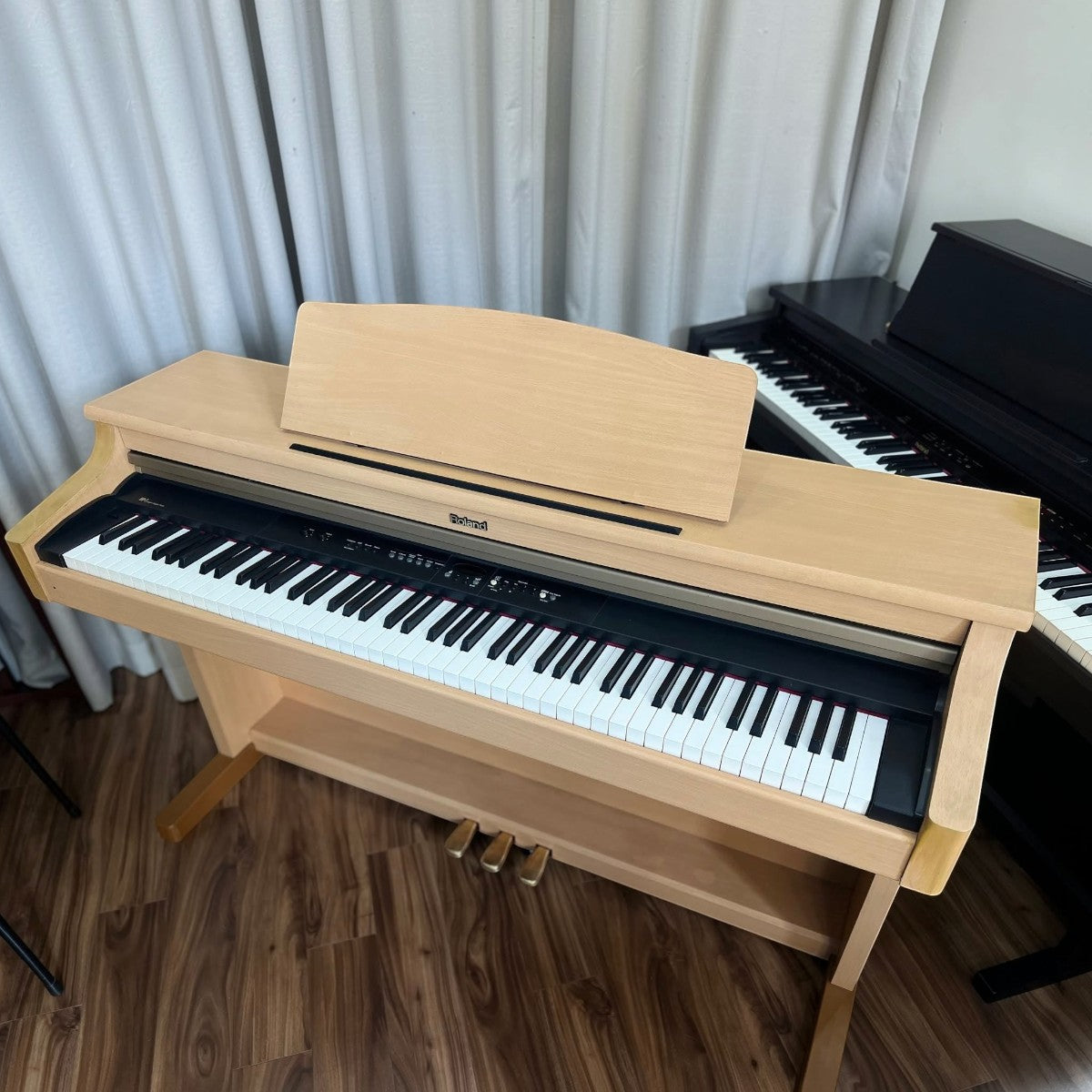 Đàn piano điện dáng tủ TÂN NHẠC CỤ Roland HP3 màu gỗ sáng với bàn phím búa Progressive Hammer-Action và 3 pedal