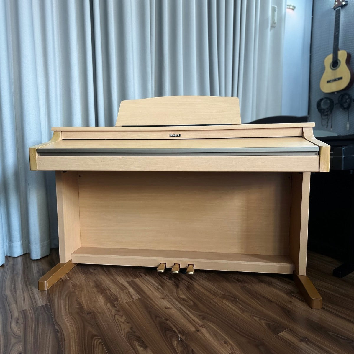 Đàn piano điện dáng tủ Roland HP3 màu gỗ sáng tại Tân Nhạc Cụ với thiết kế 3 pedal chắc chắn