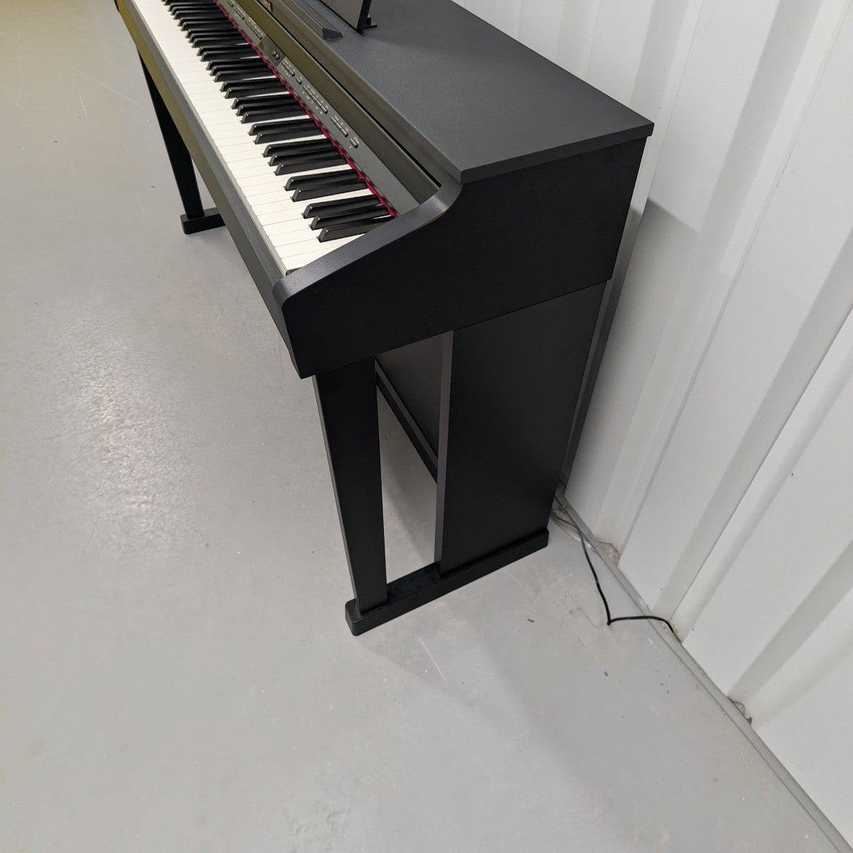 Đàn piano điện Roland HP503 màu đen tại showroom TÂN NHẠC CỤ, thiết kế thùng đàn sang trọng và bàn phím Ivory Feel-S