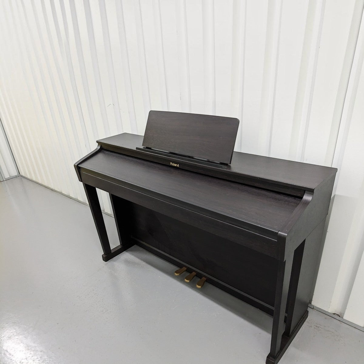 Đàn piano điện Roland HP503 màu đen mờ sang trọng tại Tân Nhạc Cụ với thiết kế thùng đàn hiện đại