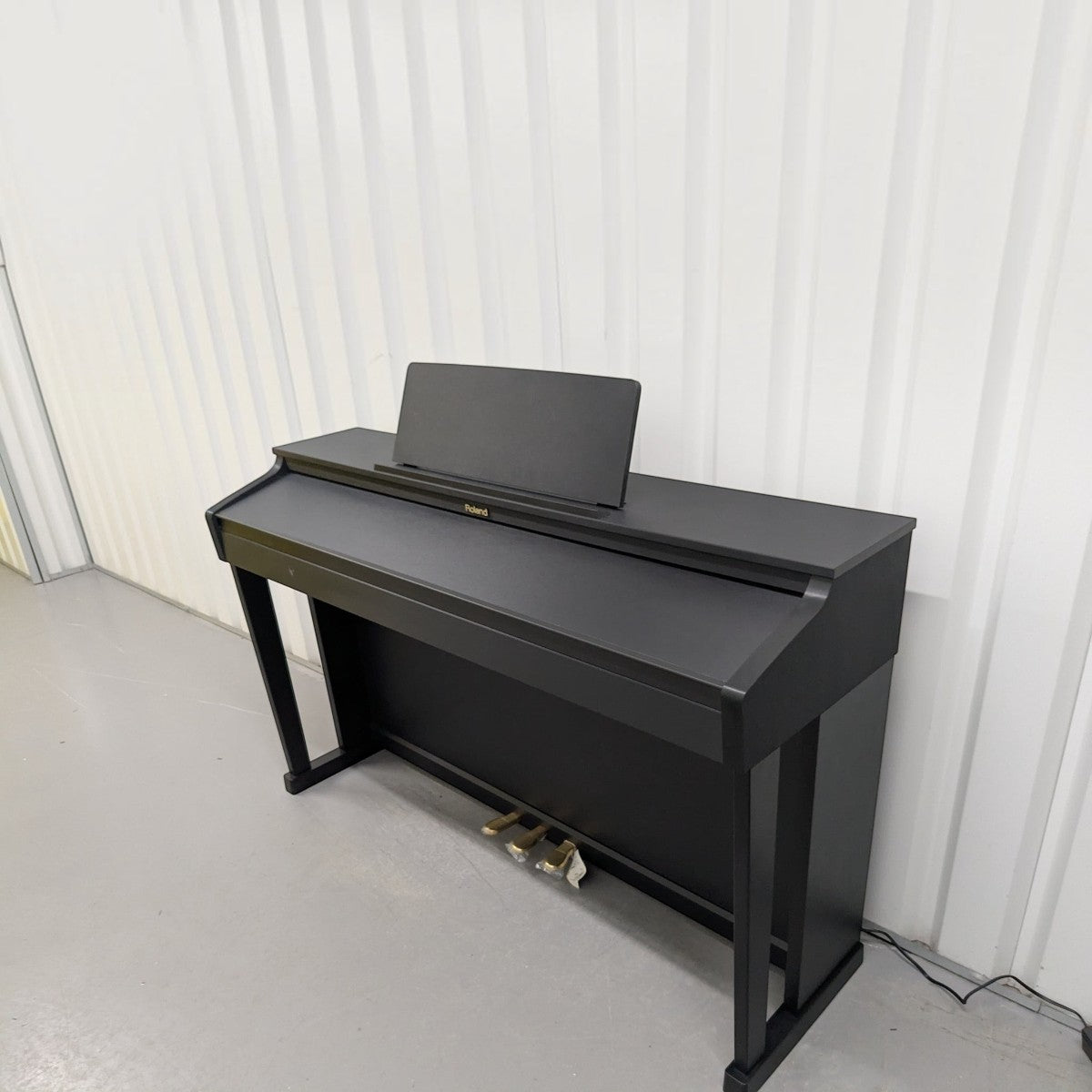 Đàn piano điện Roland HP503 màu đen sang trọng tại TÂN NHẠC CỤ, thiết kế thùng đàn hiện đại và tinh tế.