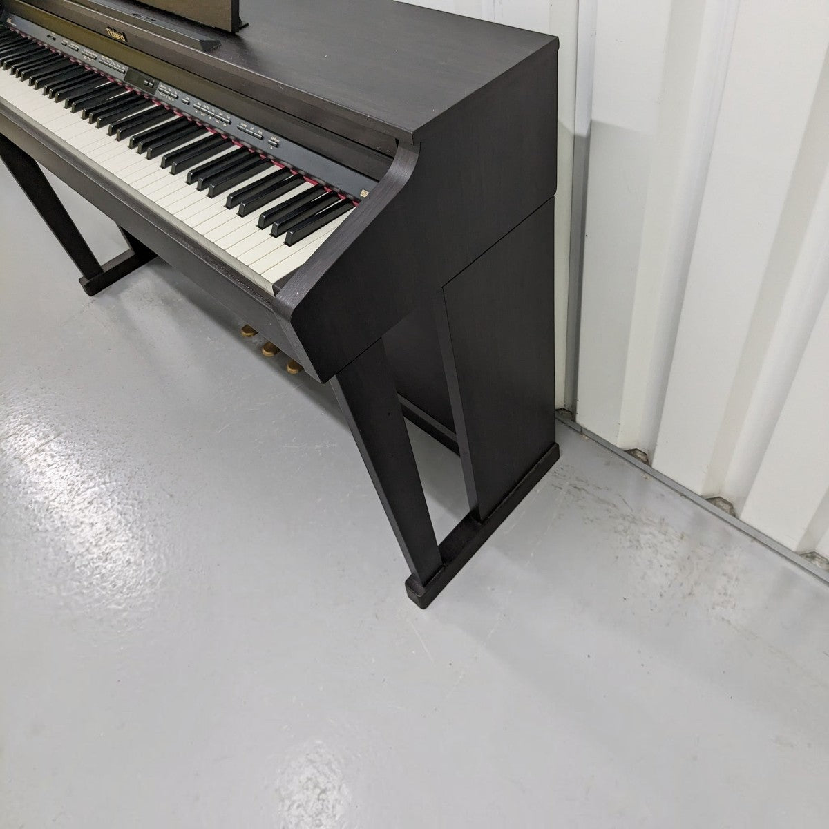 Đàn piano điện Roland HP503 màu đen tại showroom TÂN NHẠC CỤ với thiết kế thùng đàn sang trọng và bàn phím 88 phím