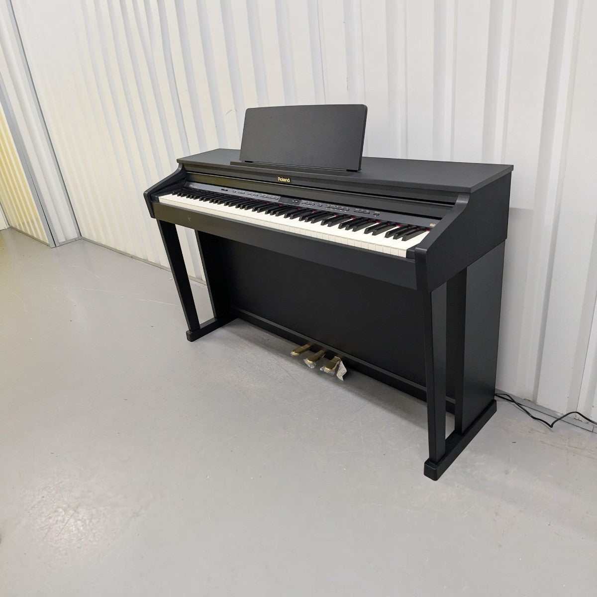 Đàn piano điện Roland HP503 màu đen sang trọng tại TÂN NHẠC CỤ, thiết kế thùng đàn hiện đại với bàn phím 88 phím.