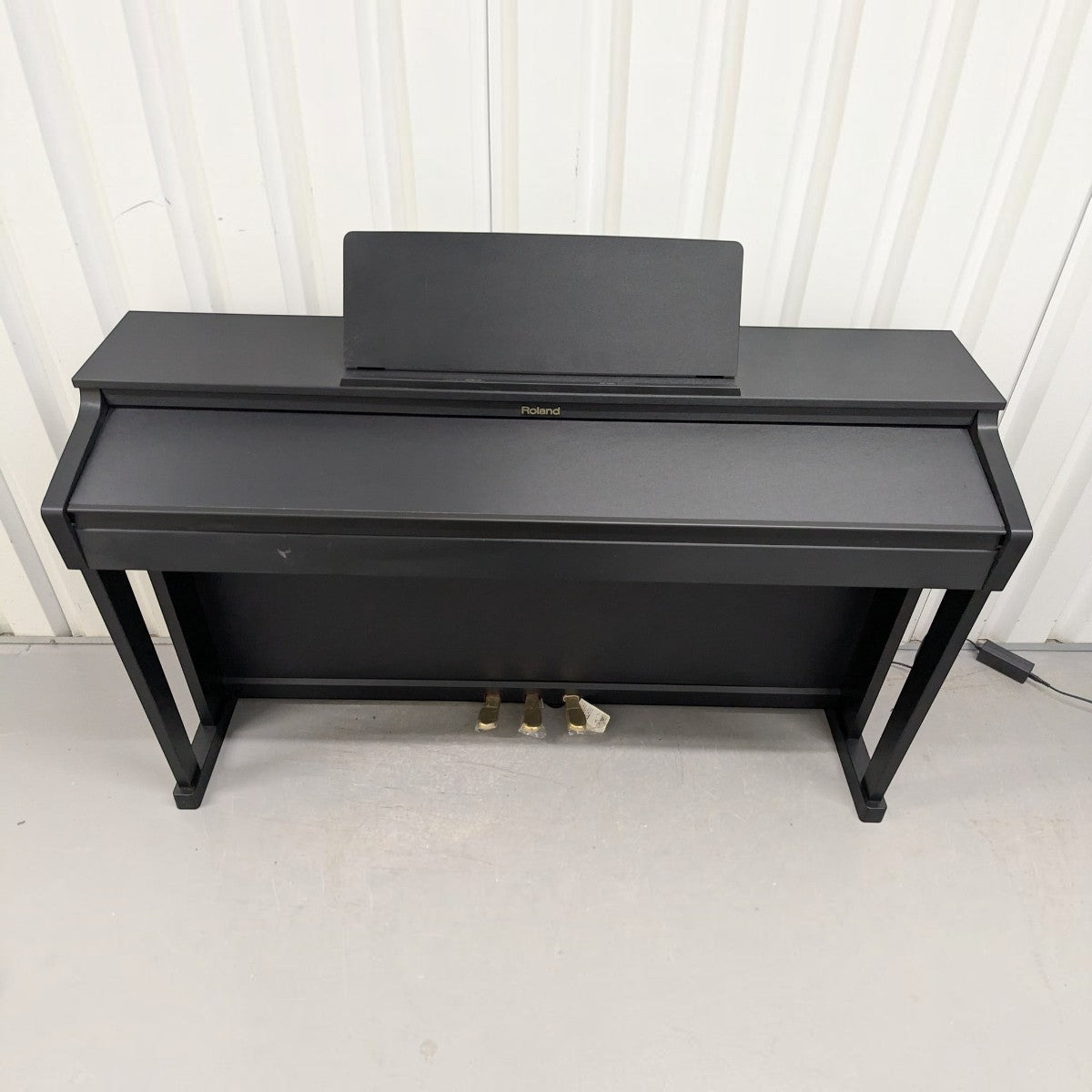 Đàn piano điện Roland HP503 màu đen mờ tại showroom TÂN NHẠC CỤ, thiết kế thùng đàn sang trọng và hiện đại