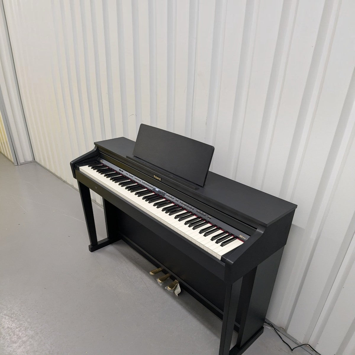 Đàn piano điện Roland HP503 màu đen tại showroom Tân Nhạc Cụ với thiết kế thùng đàn sang trọng và bàn phím 88 phím