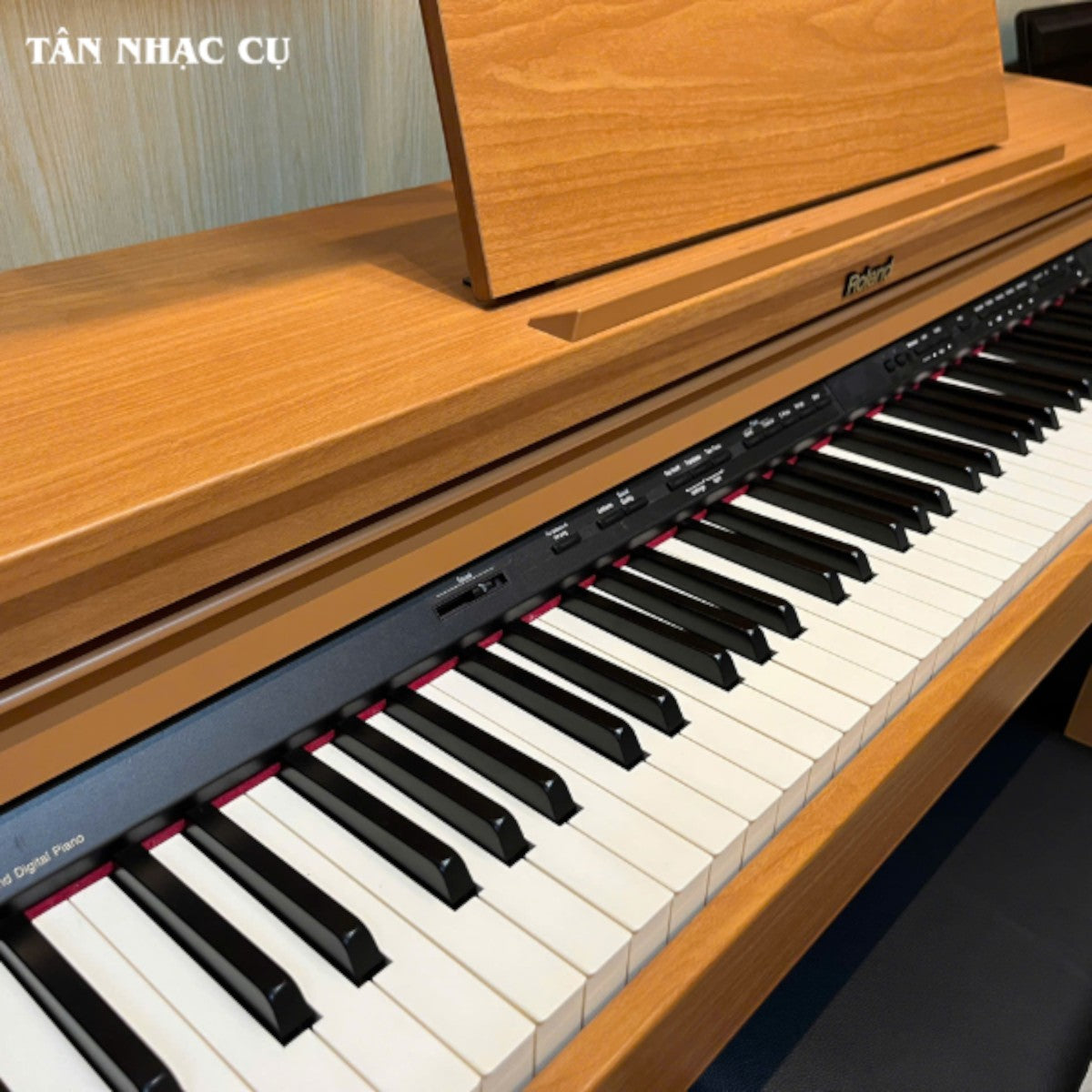 Đàn piano điện TÂN NHẠC CỤ Roland HP503 màu gỗ tự nhiên với bàn phím Ivory Feel-S và thiết kế thùng đàn sang trọng