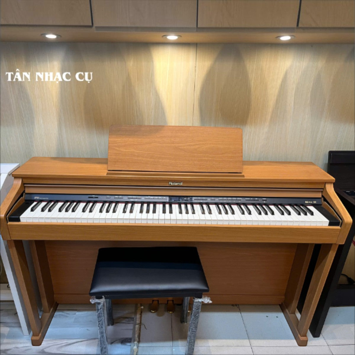Đàn piano điện Roland HP503 màu gỗ tự nhiên với thiết kế thùng đàn sang trọng tại showroom TÂN NHẠC CỤ
