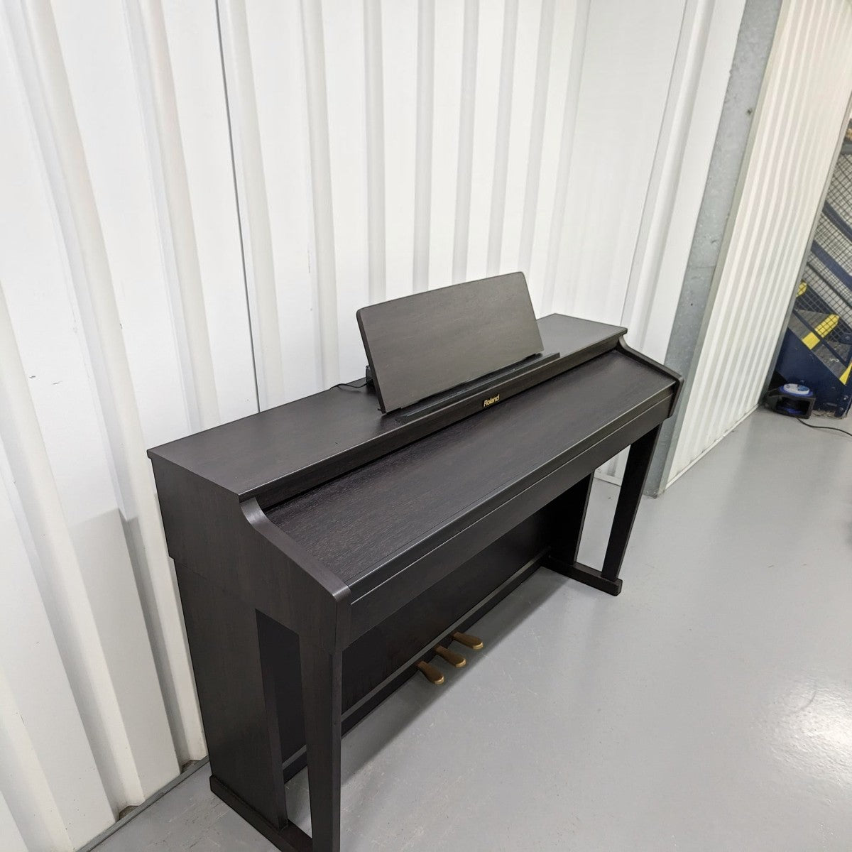 Đàn piano điện Roland HP503 màu đen tại showroom TÂN NHẠC CỤ, thiết kế thùng đàn sang trọng và hiện đại