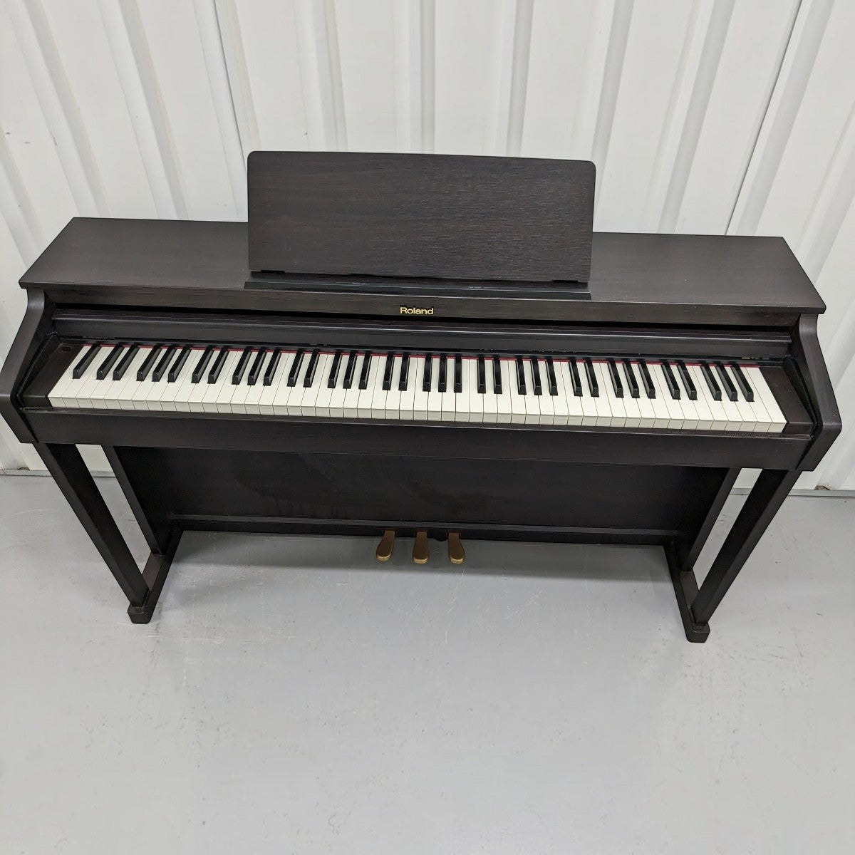 Đàn piano điện Roland HP503 màu gỗ tối tại showroom Tân Nhạc Cụ với thiết kế thùng đàn sang trọng và bàn phím 88 phím