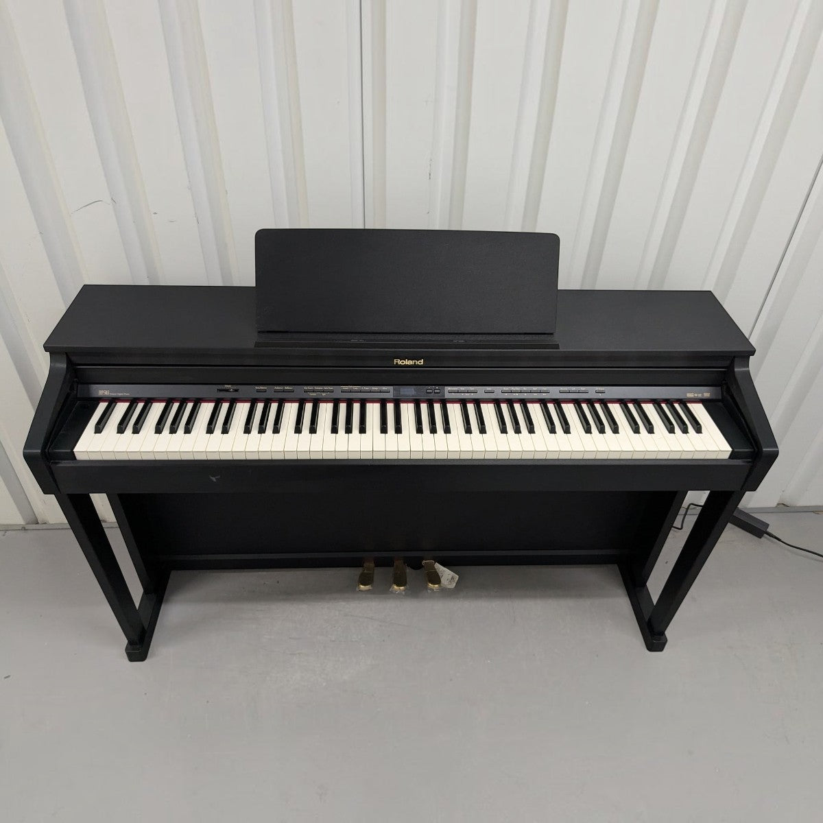 Đàn piano điện TÂN NHẠC CỤ Roland HP503 màu đen sang trọng với bàn phím Ivory Feel-S và thiết kế thùng đàn hiện đại