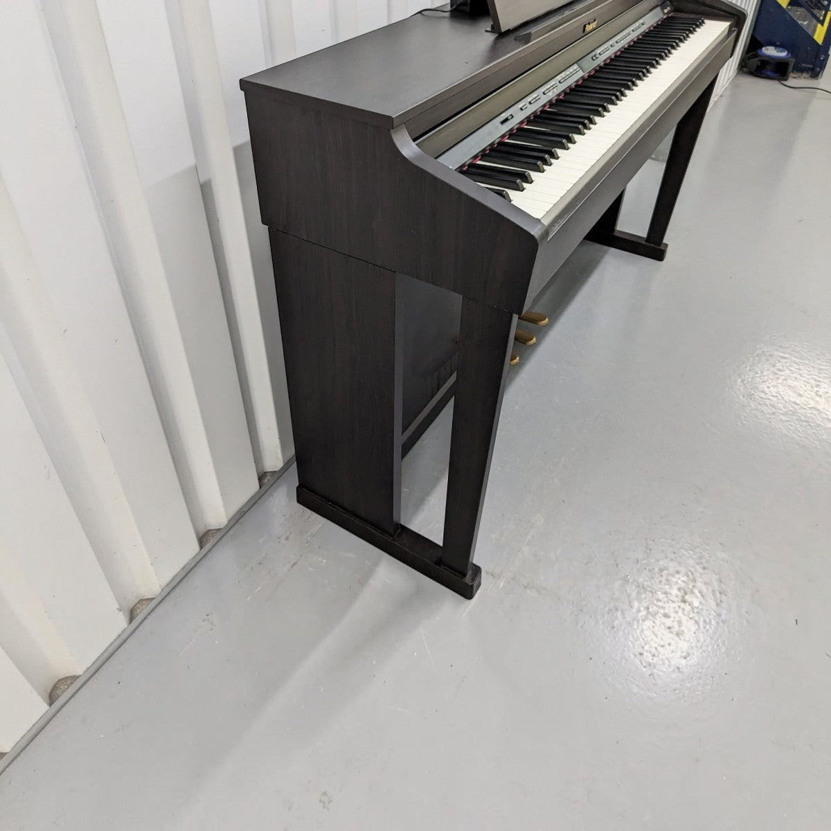 Đàn piano điện Roland HP503 màu đen mờ tại showroom Tân Nhạc Cụ, thiết kế thùng đàn sang trọng và bàn phím 88 phím