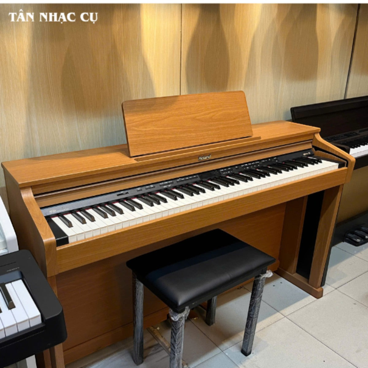 Đàn piano điện Roland HP503 màu gỗ tại Tân Nhạc Cụ với thiết kế thùng đàn sang trọng và ghế ngồi đi kèm