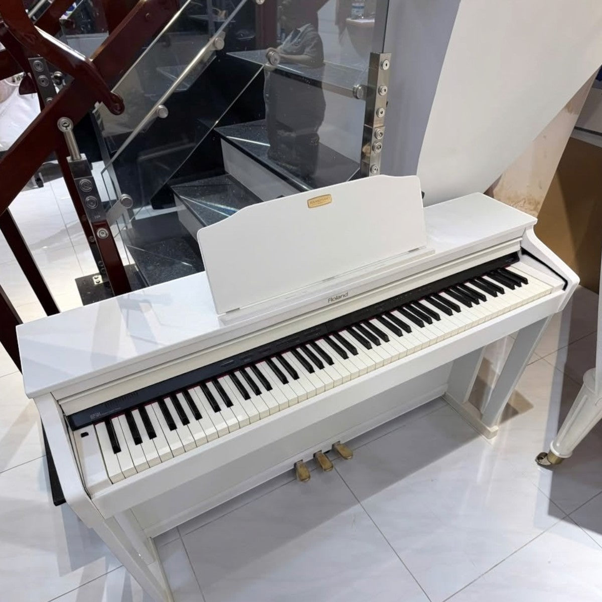 Đàn piano điện Roland HP504 màu trắng dáng console sang trọng tại TÂN NHẠC CỤ