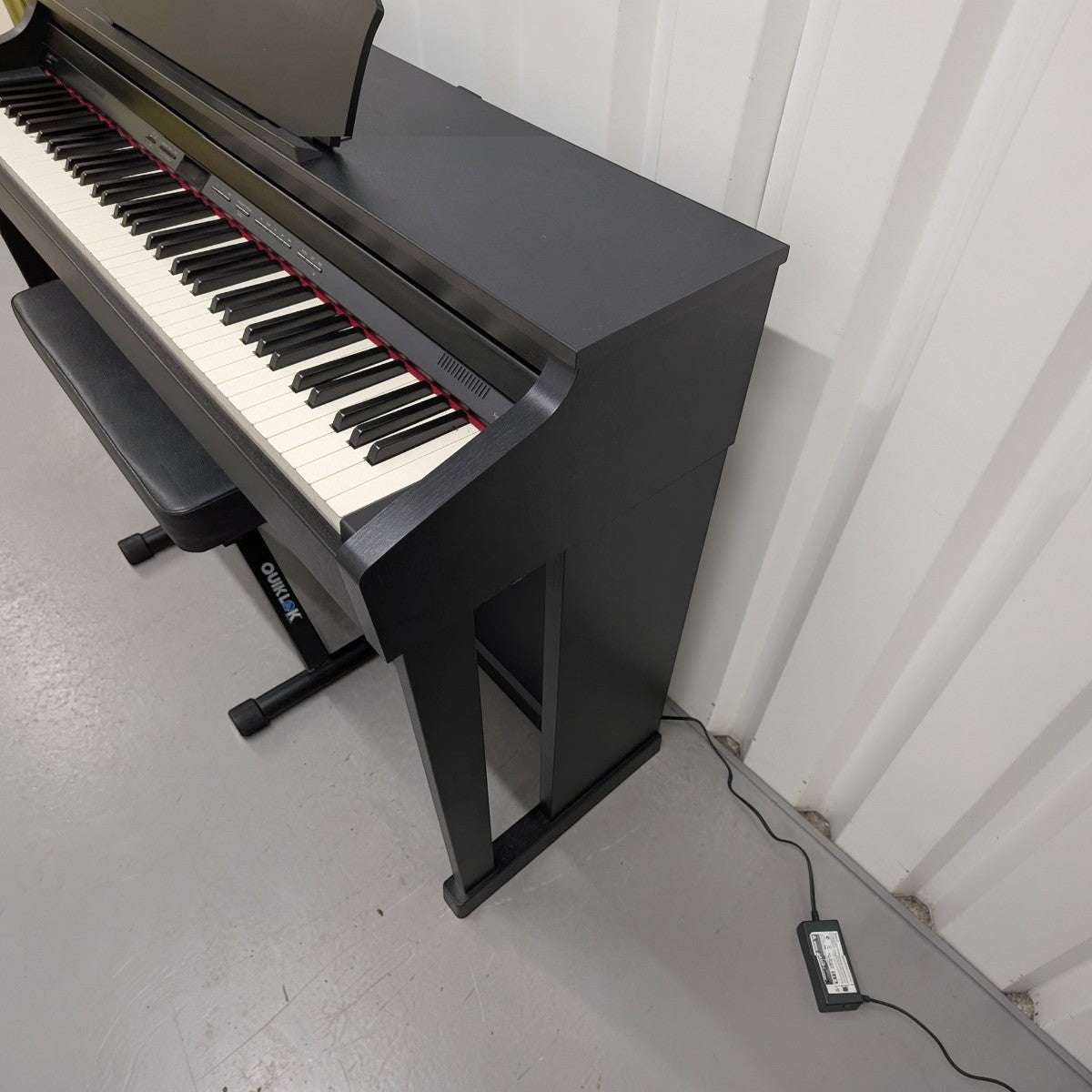 Đàn piano điện Roland HP504 màu đen dáng console tại Tân Nhạc Cụ với bàn phím búa PHA-4 và thiết kế sang trọng