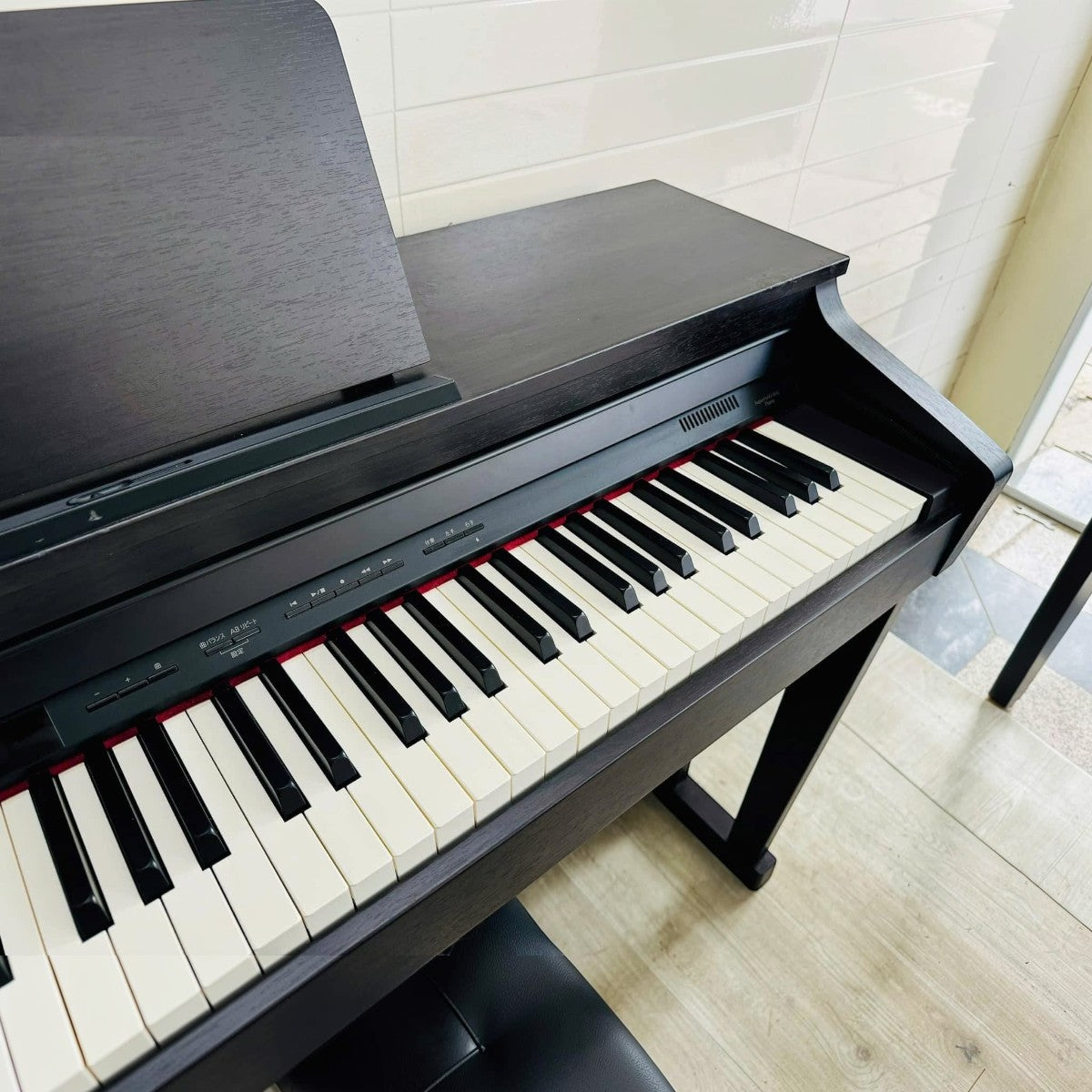 Đàn piano điện Roland HP504 màu đen dáng console tại TÂN NHẠC CỤ với bàn phím búa PHA-4 chân thực