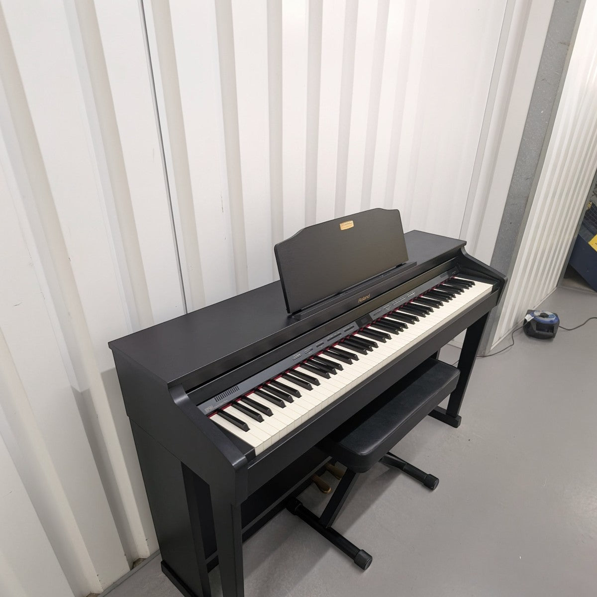 Đàn piano điện Roland HP504 màu đen dáng console tại TÂN NHẠC CỤ với bàn phím búa PHA-4 và giá nhạc