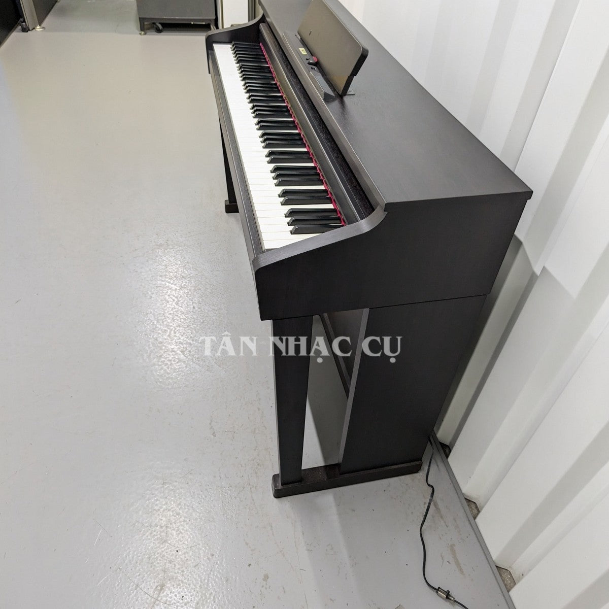 Đàn piano điện Roland HP504 màu đen dáng console tại cửa hàng TÂN NHẠC CỤ