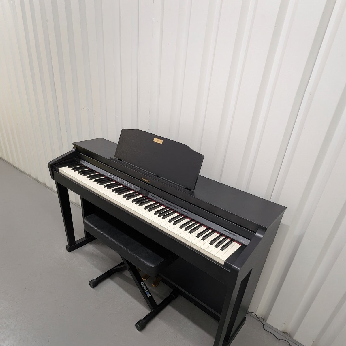 Đàn piano điện Roland HP504 màu đen dáng console tại Tân Nhạc Cụ với bàn phím búa PHA-4 và giá nhạc