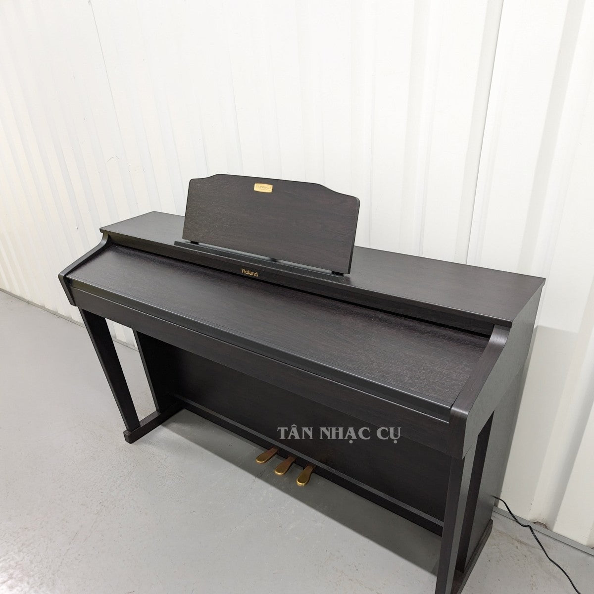 Đàn piano điện Roland HP504 màu đen dáng console tại TÂN NHẠC CỤ với thiết kế sang trọng và bàn phím búa PHA-4