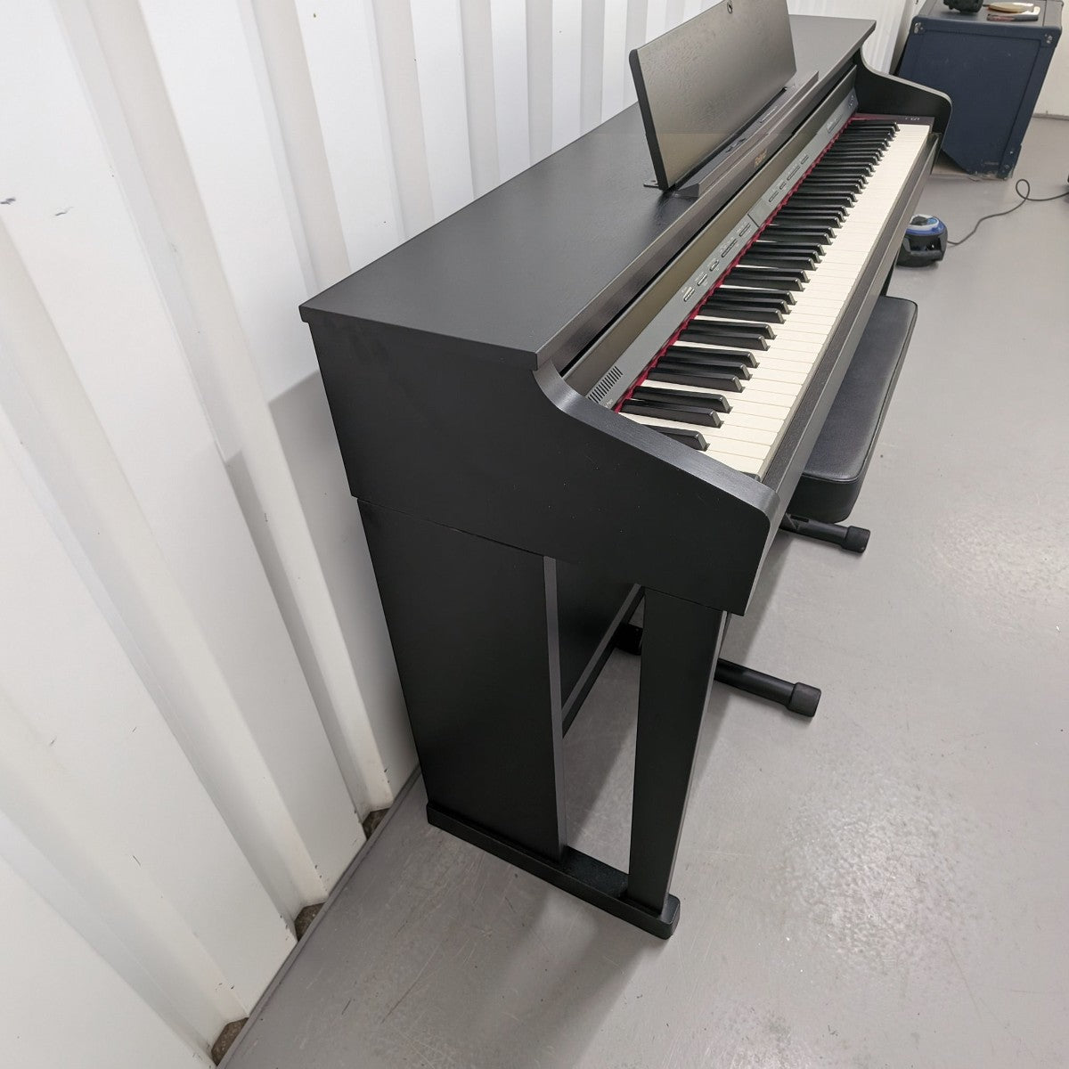 Đàn piano điện Roland HP504 màu đen dáng console tại TÂN NHẠC CỤ, thiết kế sang trọng với bàn phím búa PHA-4.