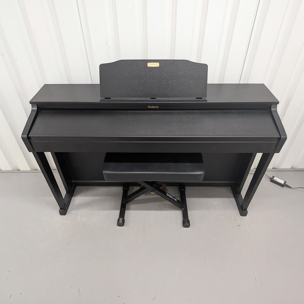 Đàn piano điện Roland HP504 màu đen dáng console tại TÂN NHẠC CỤ với bàn phím búa PHA-4 và ghế đàn đi kèm