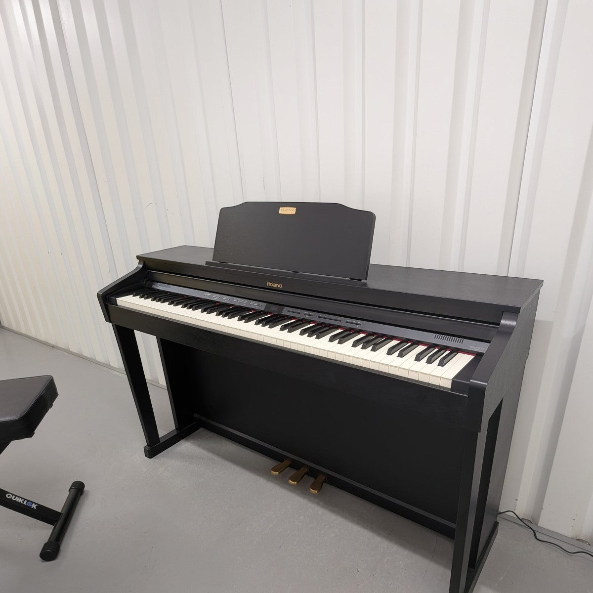 Đàn piano điện Roland HP504 màu đen dáng console tại Tân Nhạc Cụ với bàn phím búa PHA-4 và giá nhạc