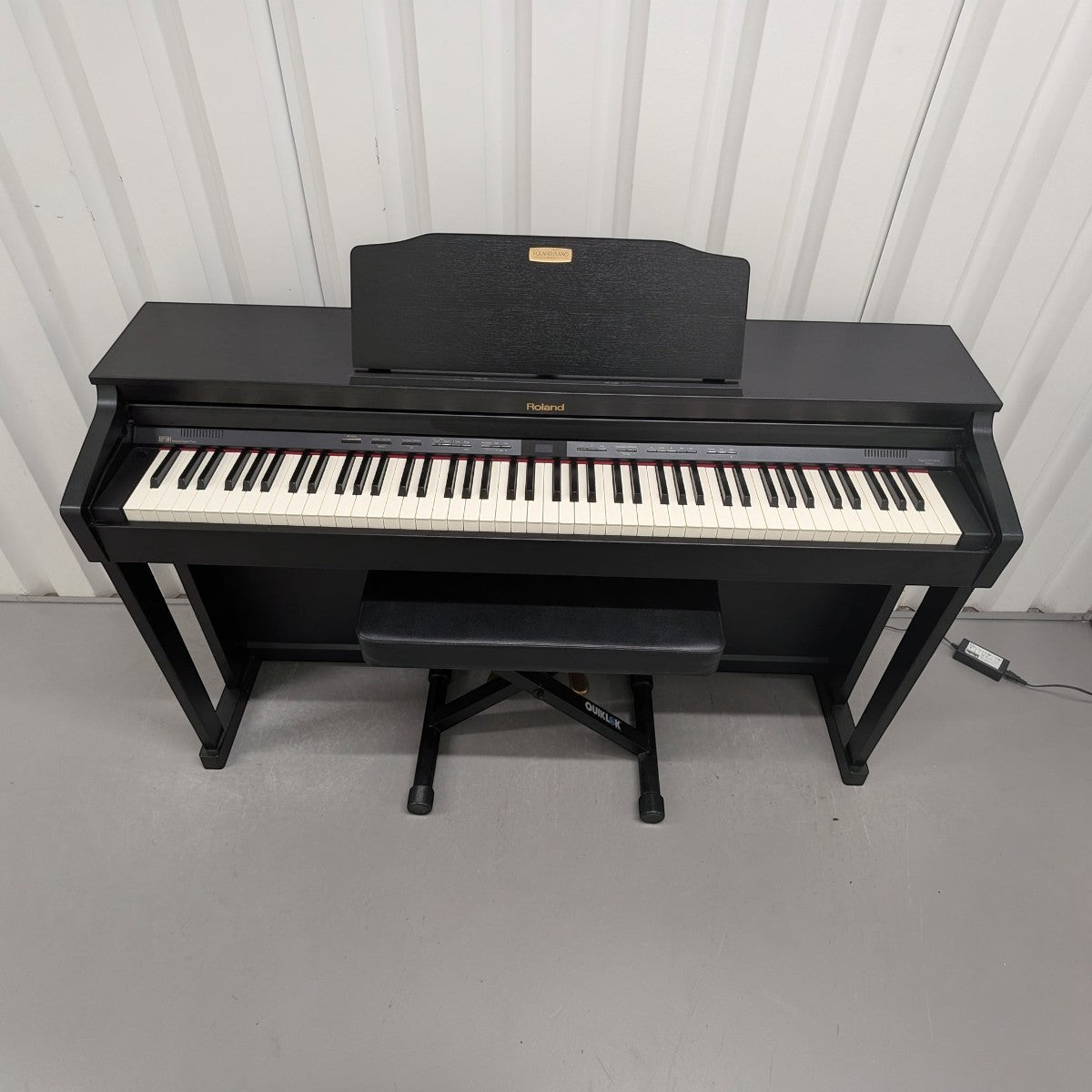 Đàn piano điện Roland HP504 màu đen dáng console tại TÂN NHẠC CỤ với bàn phím PHA-4 và giá nhạc