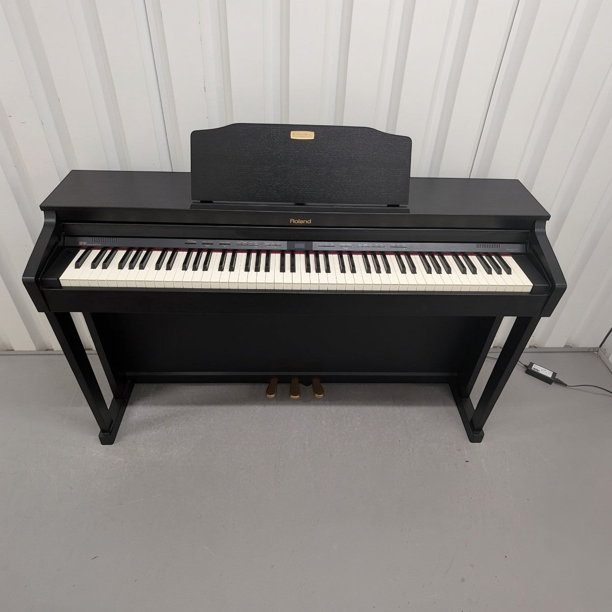 Đàn piano điện Roland HP504 màu đen dáng console tại TÂN NHẠC CỤ với bàn phím búa PHA-4 cao cấp