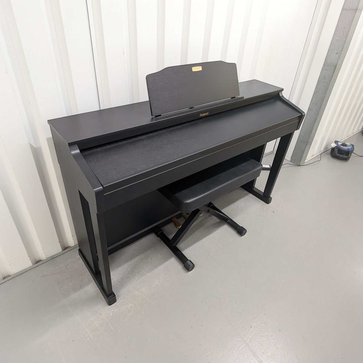 Đàn piano điện Roland HP504 màu đen dáng console tại TÂN NHẠC CỤ, thiết kế hiện đại với bàn phím búa PHA-4.