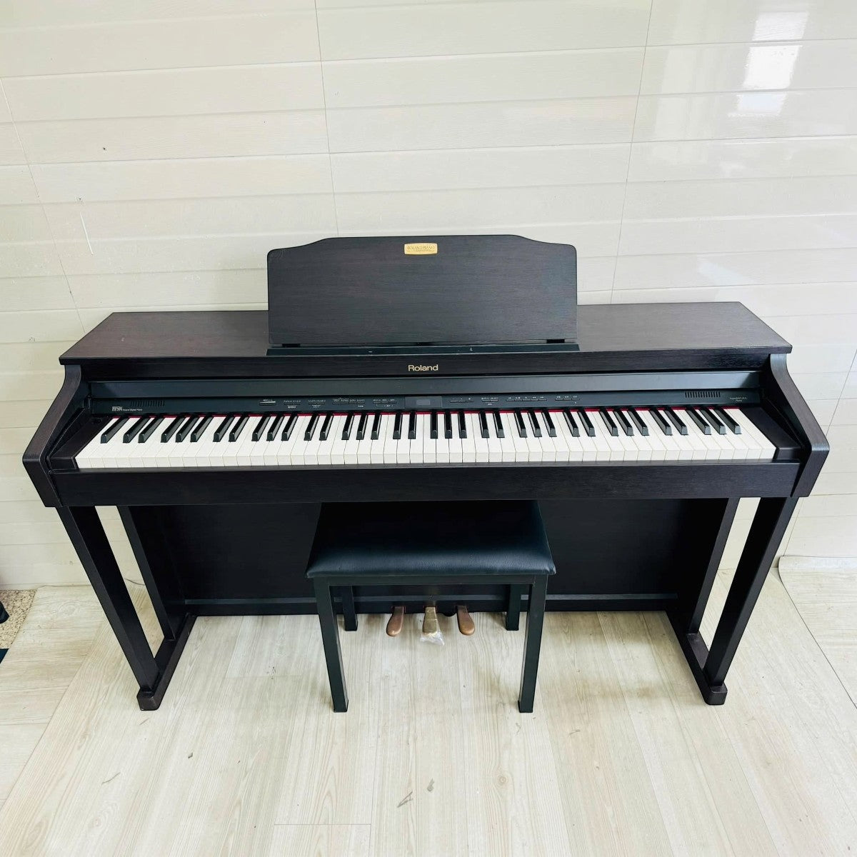 Đàn piano điện Roland HP504 màu đen dáng console tại TÂN NHẠC CỤ với bàn phím PHA-4 và giá nhạc