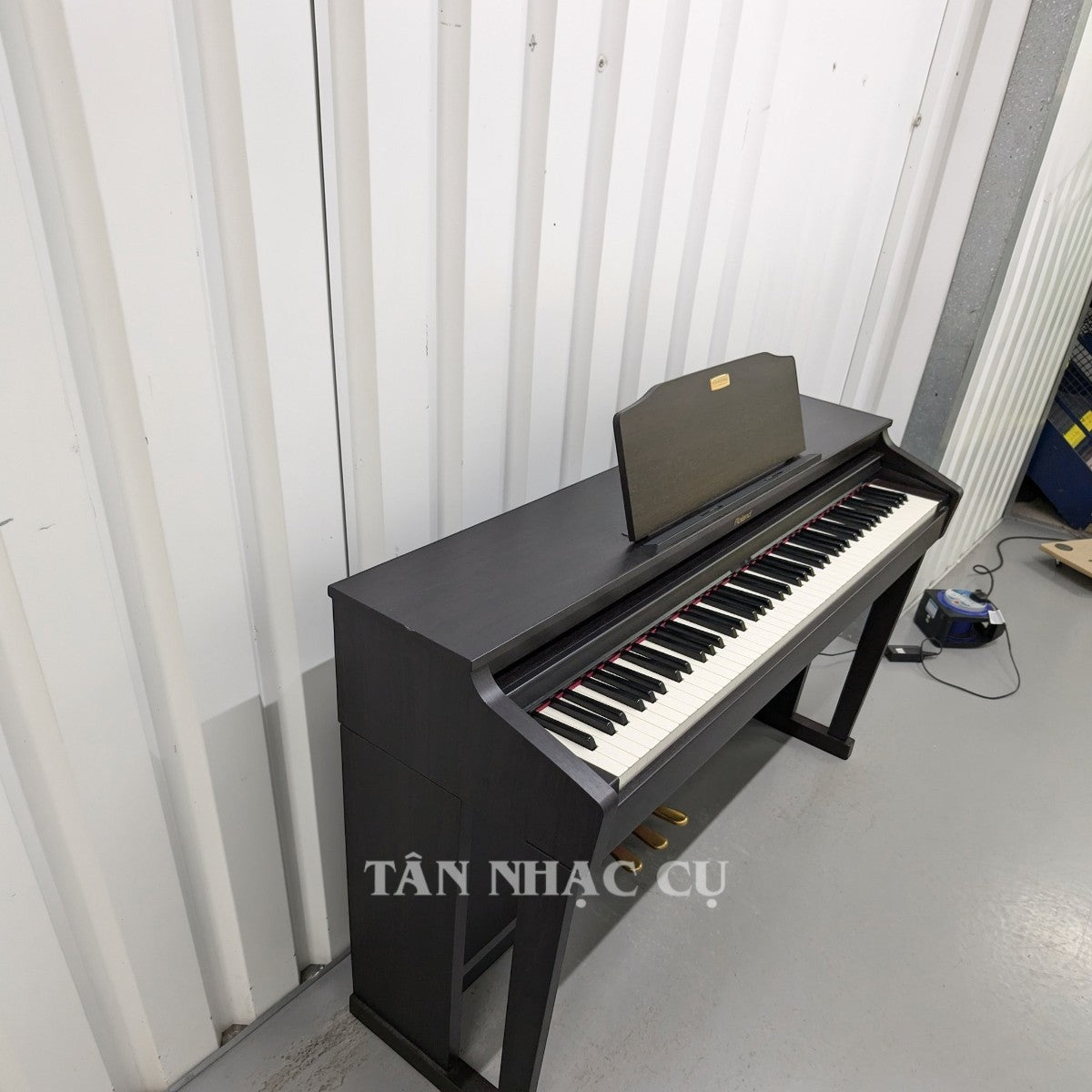 Đàn piano điện Roland HP504 màu đen dáng console tại cửa hàng TÂN NHẠC CỤ