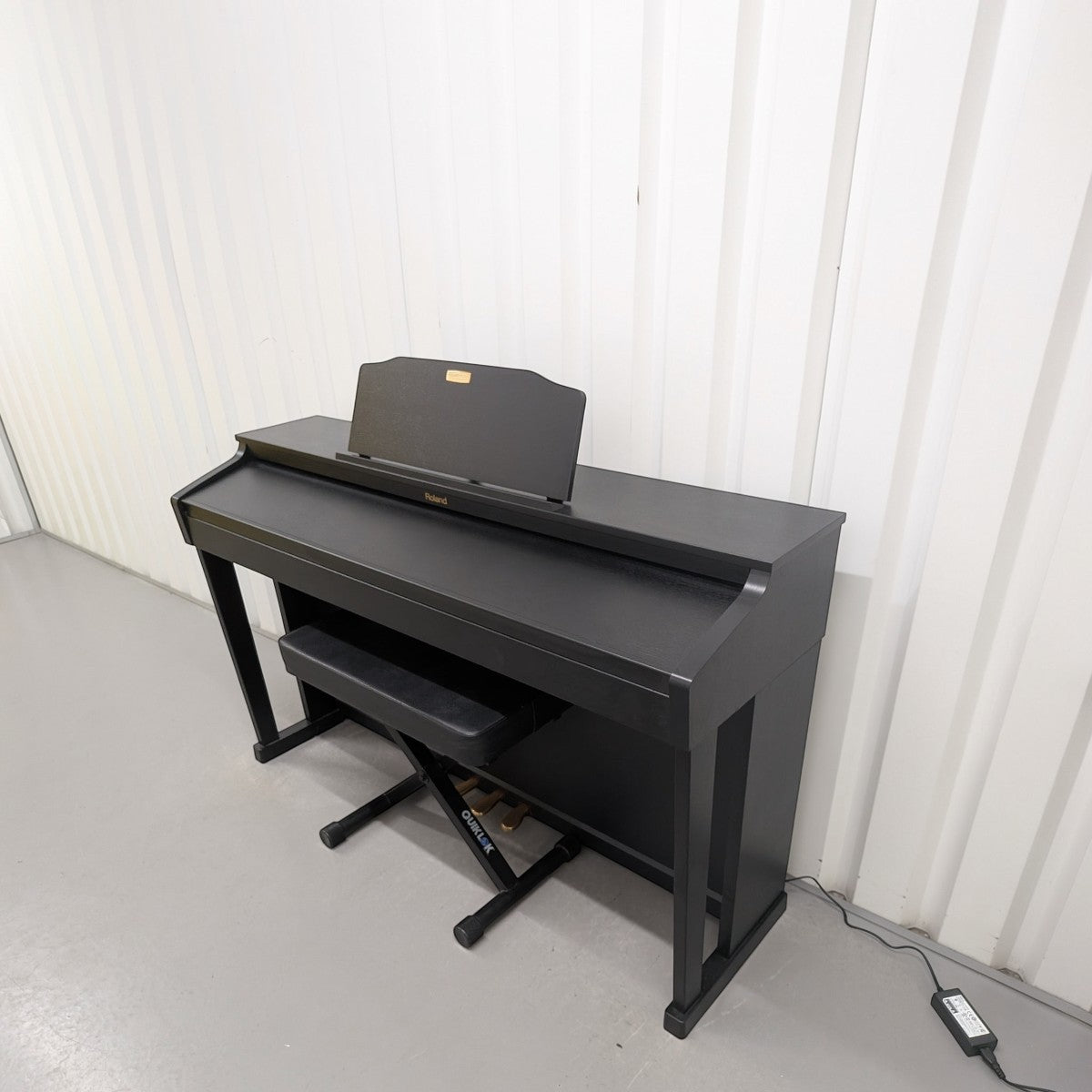 Đàn piano điện Roland HP504 màu đen dáng console tại TÂN NHẠC CỤ với thiết kế sang trọng và bàn phím PHA-4