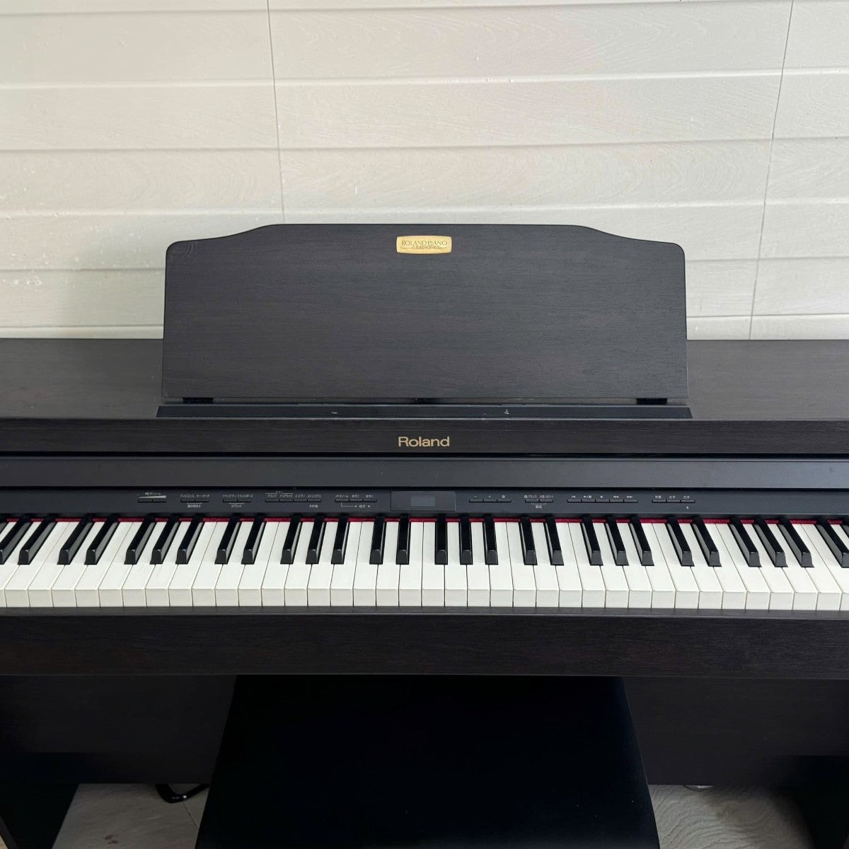 Đàn piano điện Roland HP504 màu đen tại TÂN NHẠC CỤ với bàn phím búa PHA-4 và giá nhạc