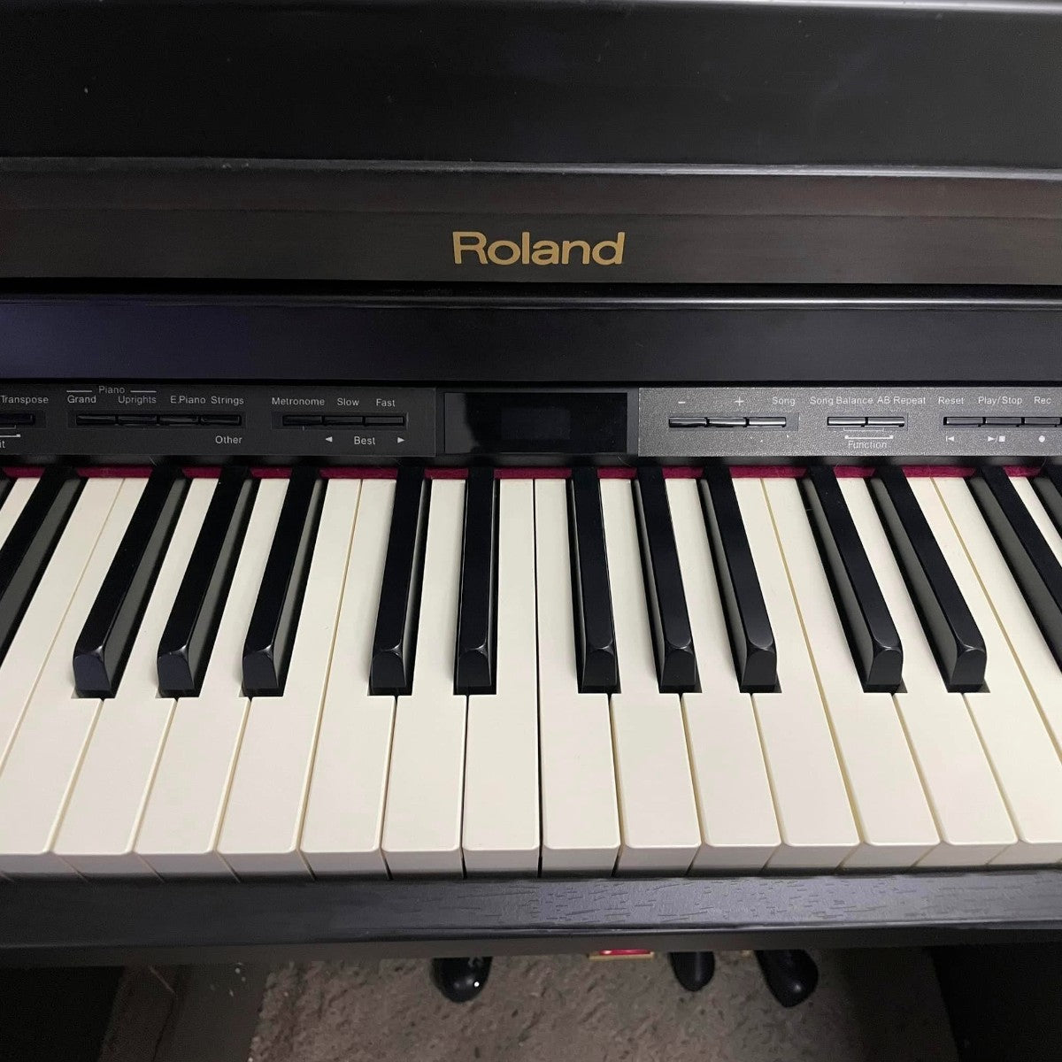Đàn piano điện Roland HP504 tại TÂN NHẠC CỤ với bàn phím búa PHA-4 màu đen sang trọng