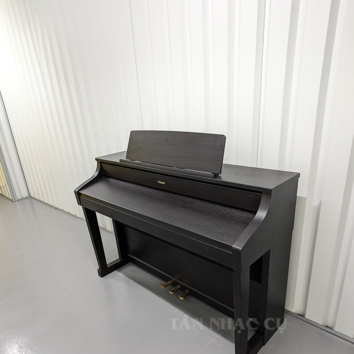 Đàn piano điện Roland HP-507 màu đen sang trọng tại TÂN NHẠC CỤ, thiết kế dáng tủ hiện đại và tinh tế.