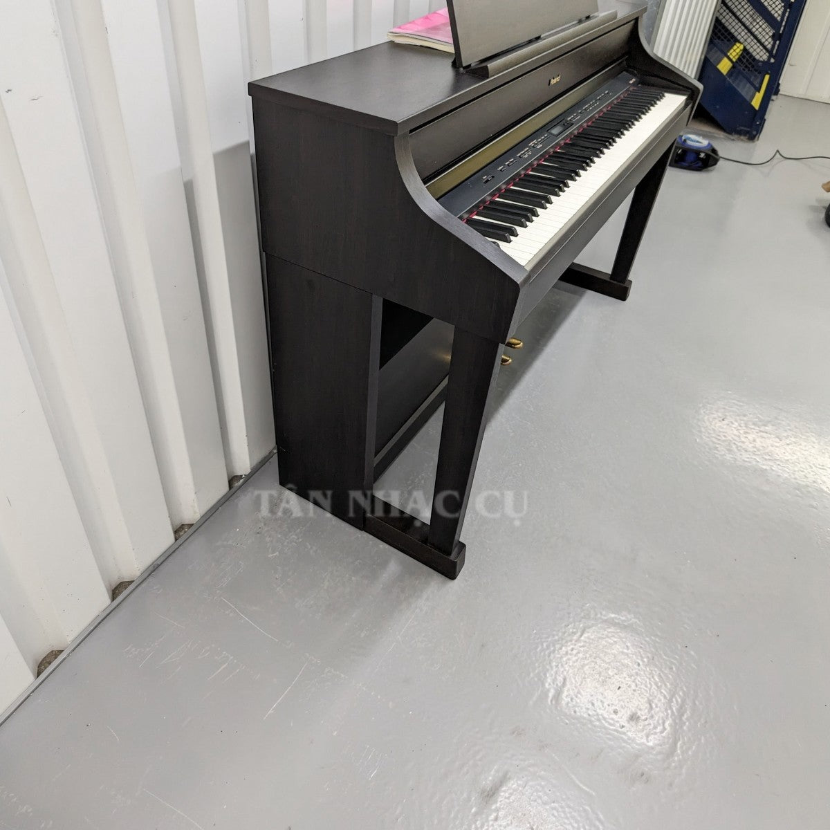 Đàn piano điện Roland HP-507 màu đen sang trọng tại TÂN NHẠC CỤ, thiết kế dáng tủ cao cấp.