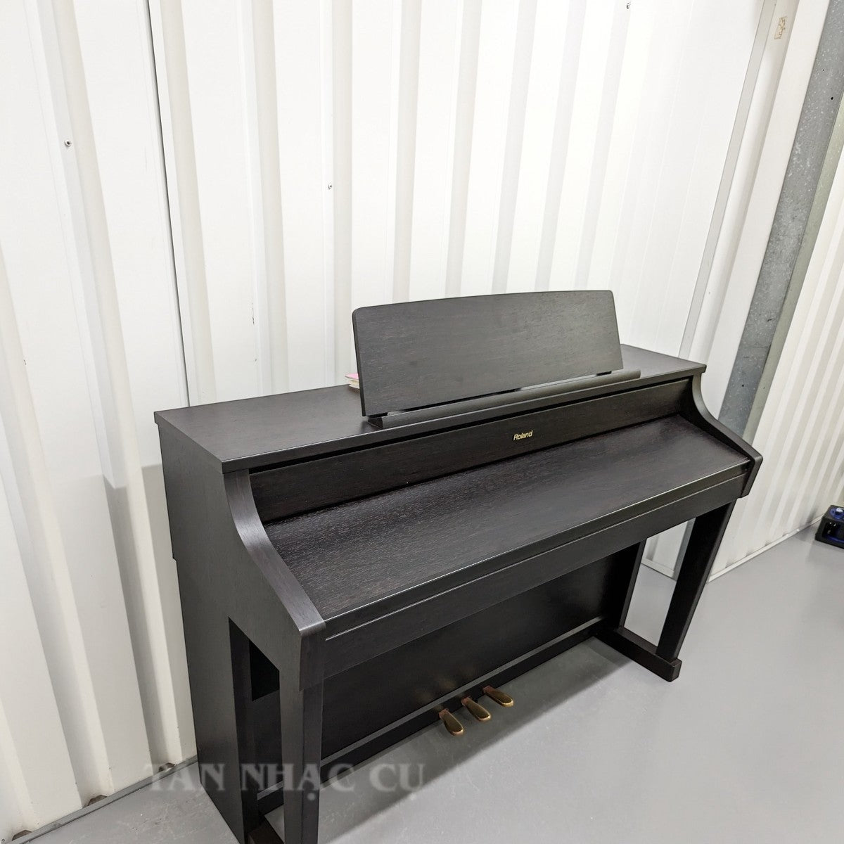 Đàn piano điện Roland HP507 màu đen sang trọng tại TÂN NHẠC CỤ, thiết kế dáng tủ hiện đại với 3 pedal.