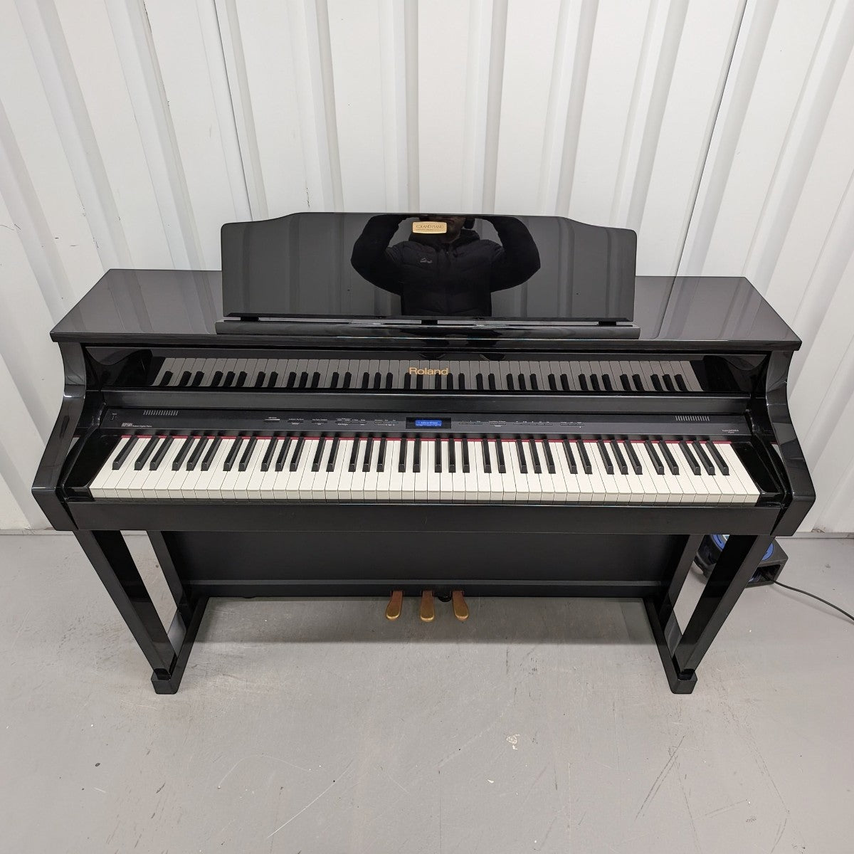 Đàn piano điện Roland HP508GP màu đen bóng gương sang trọng tại TÂN NHẠC CỤ với thiết kế dáng tủ cao cấp