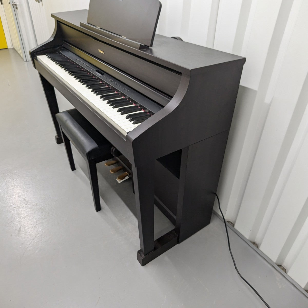 Đàn piano điện Roland HP508GP màu đen bóng gương tại TÂN NHẠC CỤ với thiết kế dáng tủ sang trọng và bàn phím PHA-4