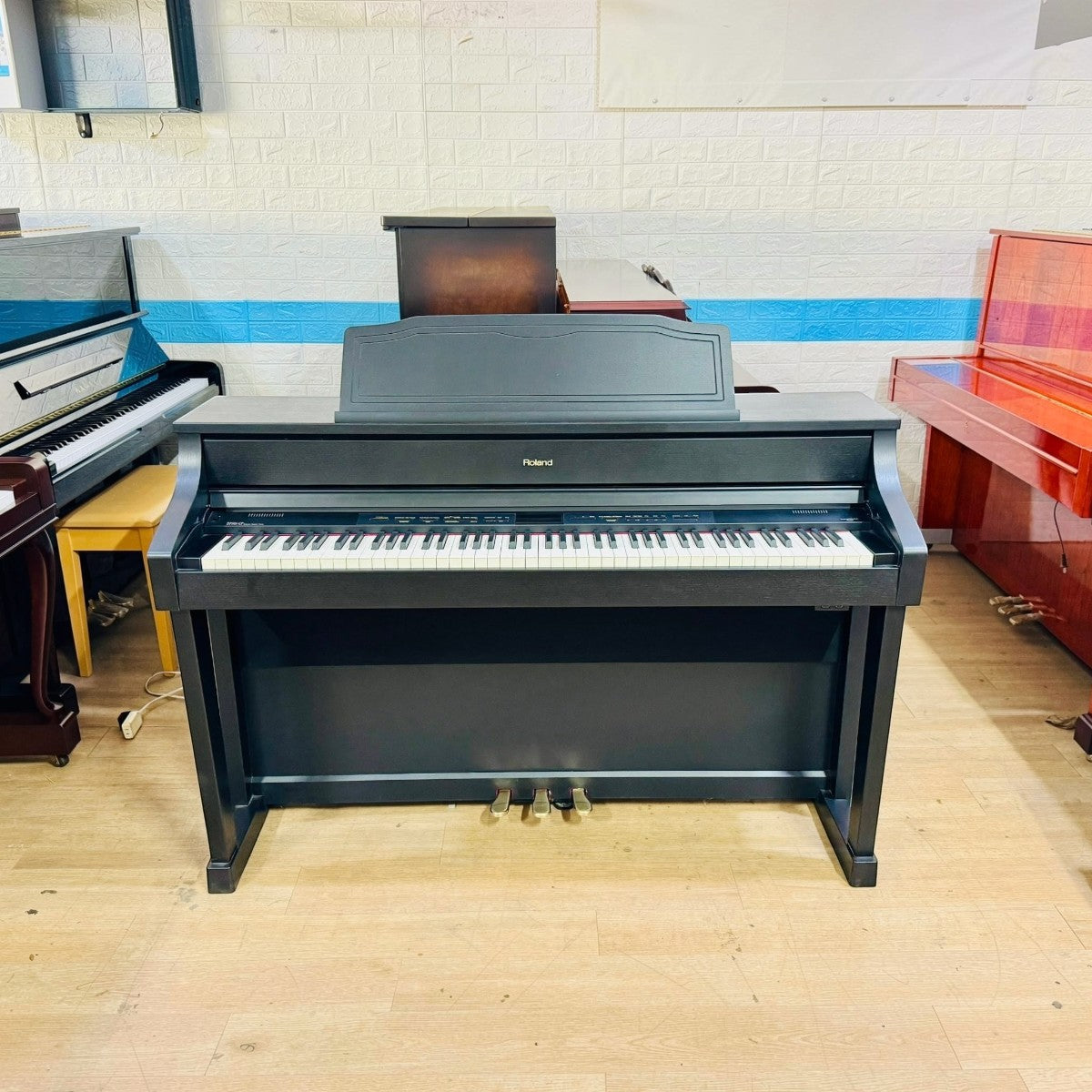 Đàn piano điện Roland HP508GP màu đen sang trọng tại TÂN NHẠC CỤ, thiết kế dáng tủ hiện đại với bàn phím PHA-4 Concert.