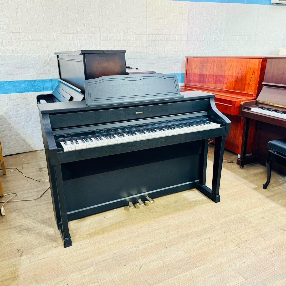 Đàn piano điện Roland HP508GP màu đen bóng sang trọng tại showroom TÂN NHẠC CỤ