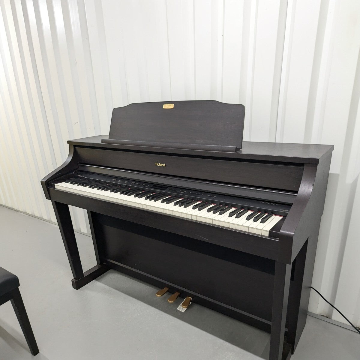 Đàn piano điện Roland HP508GP màu đen sang trọng tại Tân Nhạc Cụ với thiết kế dáng tủ đứng cổ điển