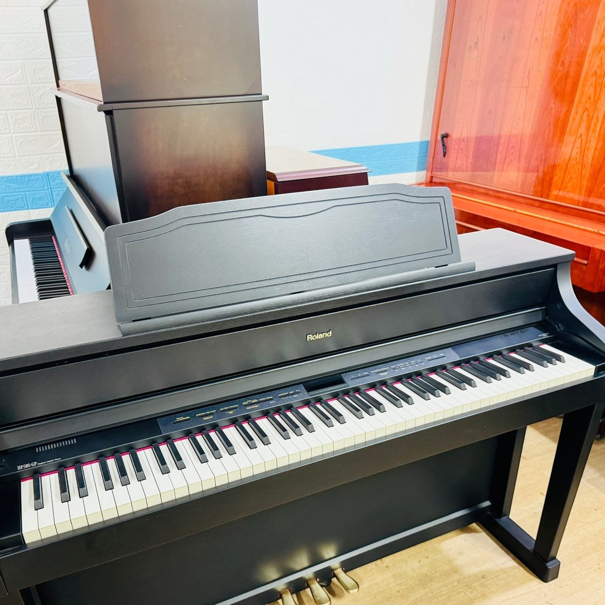 Đàn piano điện Roland HP508GP màu đen sang trọng tại cửa hàng TÂN NHẠC CỤ