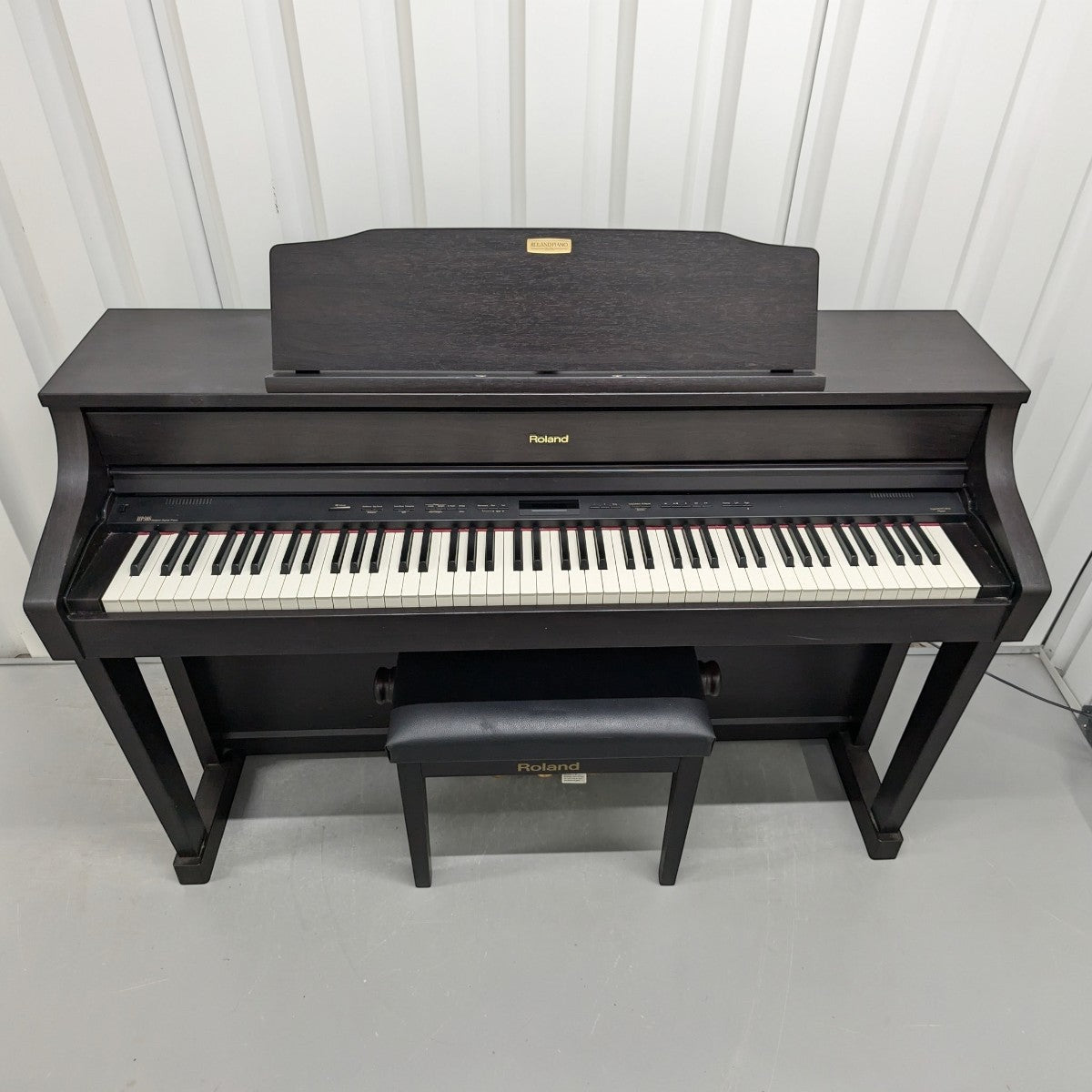 Đàn piano điện Roland HP508GP màu đen sang trọng tại TÂN NHẠC CỤ với thiết kế dáng tủ hiện đại và bàn phím búa cao cấp.