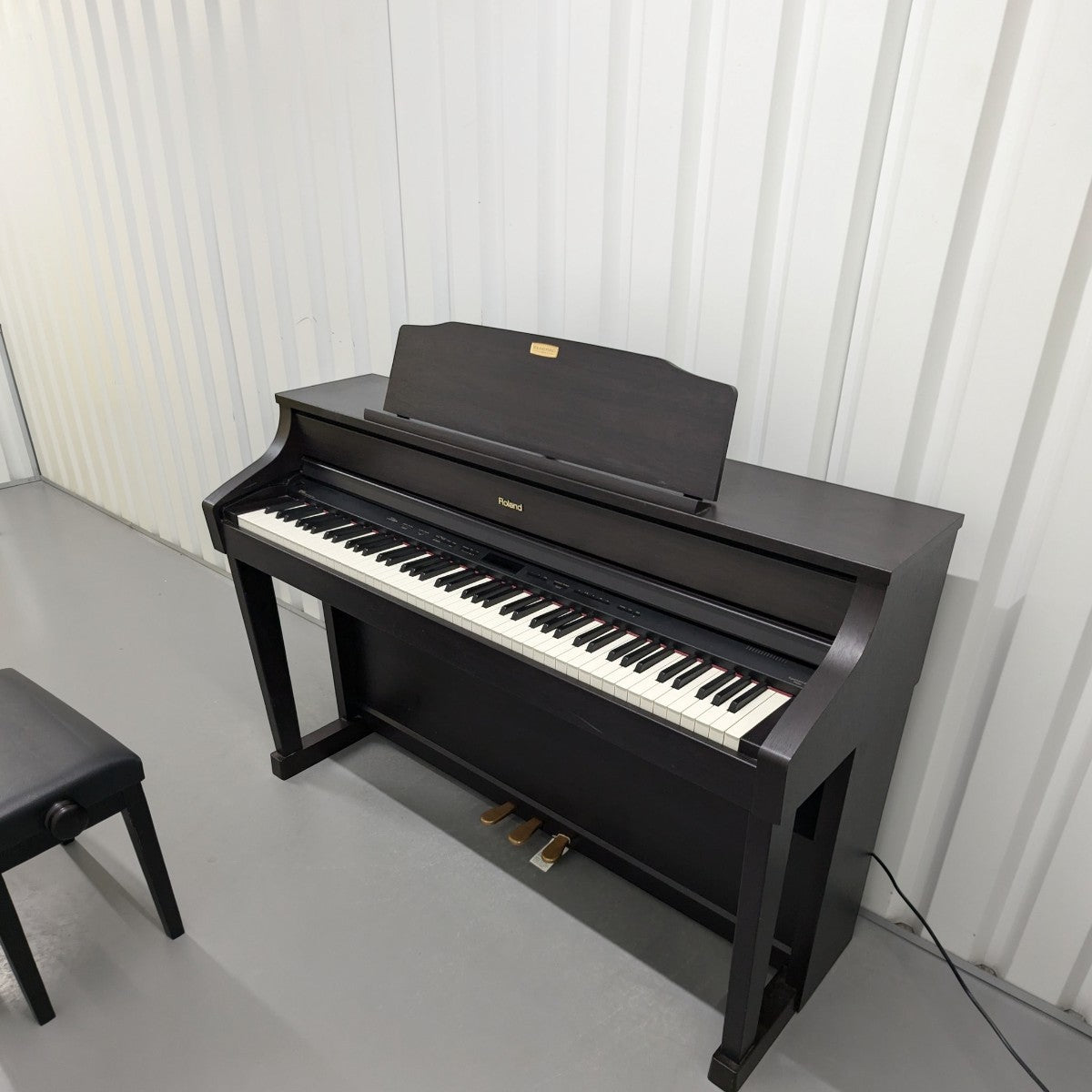 Đàn piano điện Roland HP508GP màu đen sang trọng tại Tân Nhạc Cụ với thiết kế dáng tủ cao cấp và bàn phím PHA-4